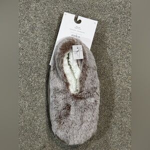 NWT Women's Plush Faux Fur Cozy Slipper Socks Slip Resistant Auden™ Brown 8-10